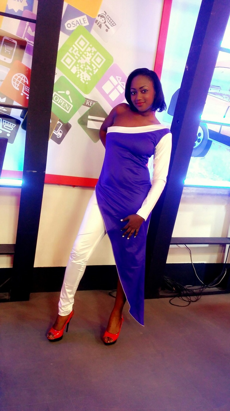 Toute l'équipe de "Yewouleen" de la TFM au couleur de la marque SOLMA du rappeur N Jah Toute l'équipe de "Yewouleen" de la TFM au couleur de la marque SOLMA du rappeur N Jah