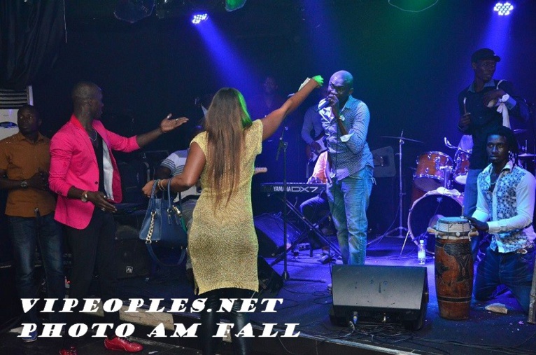 "Rakadiou show" Pape Diouf enflamme le Baramundi tous les dimanches.Regardez