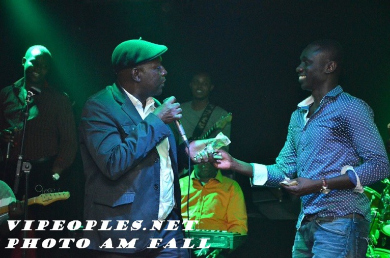 "Rakadiou show" Pape Diouf enflamme le Baramundi tous les dimanches.Regardez