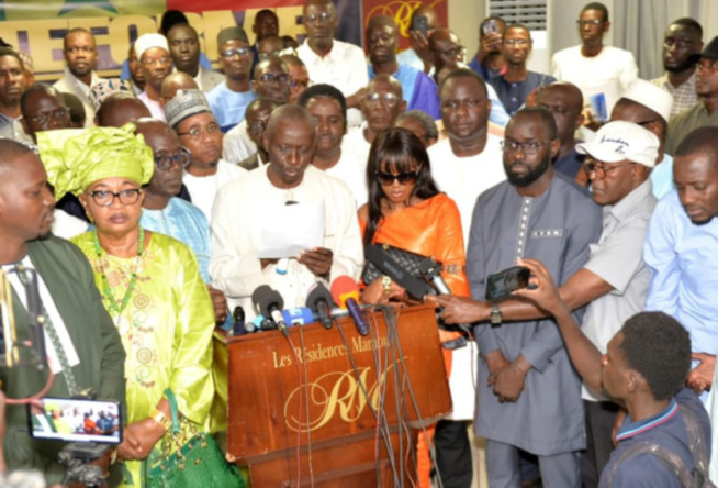 Un Front anti 3ième candidature de Macky debout : 112 entités politiques, de la société civile lancent le Mouvement forces vives du Sénégal Un Front anti 3ième candidature de Macky debout : 112 entités politiques, de la société civile lancent le Mouvement forces vives du Sénégal