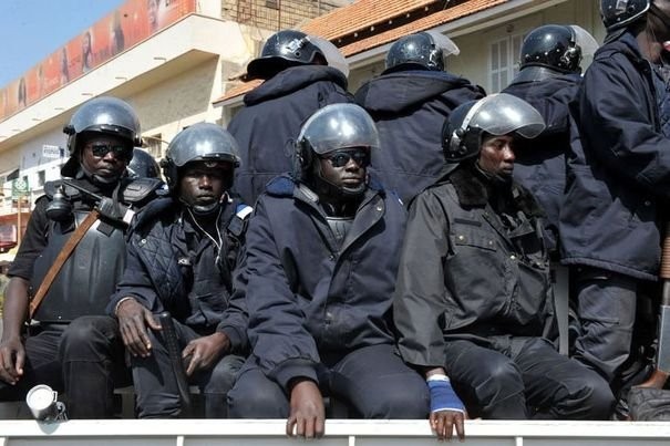 Les gendarmes interrompent le colloque du Front contre le sommet de la Francophonie Les gendarmes interrompent le colloque du Front contre le sommet de la Francophonie
