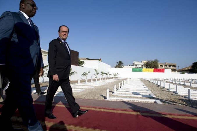 Visite au cimetière de Thiaroye : Macky Sall donne un coup de tête à un caméraman