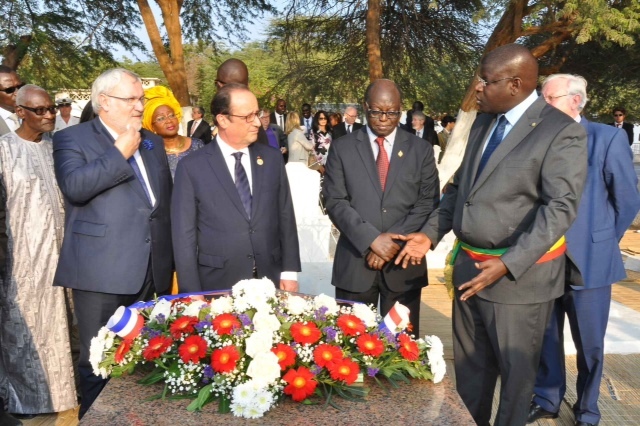François Hollande rend hommage à Senghor au cimetière de Bel air à Dakar. 