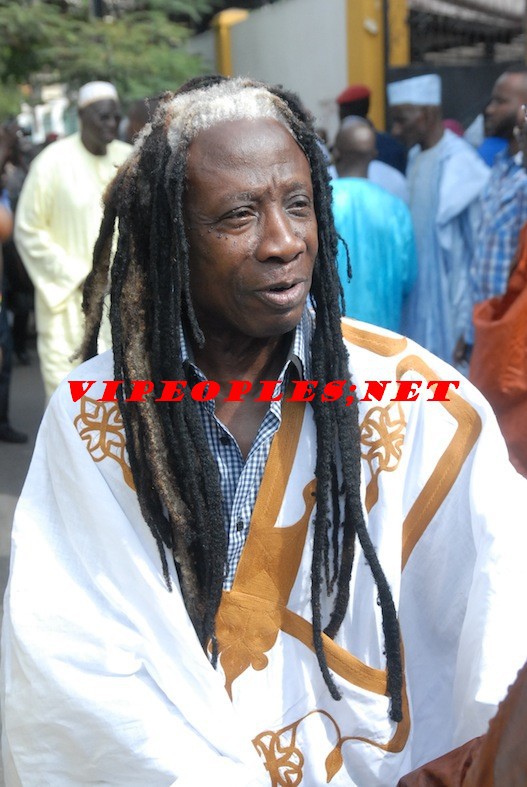 20 Images: Demba Dia a rejoint sa dernière demeure, les cimetières de Yoff aujourd'hui avec un mot: Un homme de Dieu. 20 Images: Demba Dia a rejoint sa dernière demeure, les cimetières de Yoff aujourd'hui avec un mot: Un homme de Dieu.