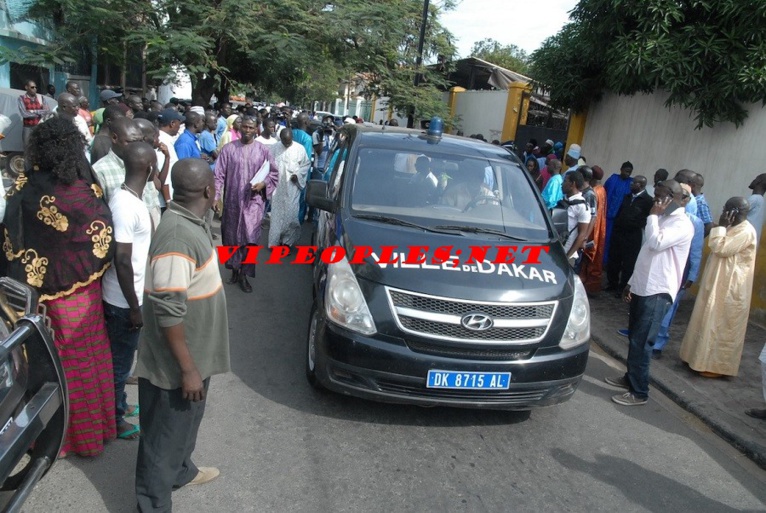20 Images: Demba Dia a rejoint sa dernière demeure, les cimetières de Yoff aujourd'hui avec un mot: Un homme de Dieu. 20 Images: Demba Dia a rejoint sa dernière demeure, les cimetières de Yoff aujourd'hui avec un mot: Un homme de Dieu.