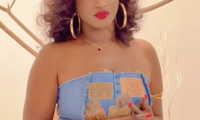 S3xy et osée : Mia Guissé incend!aire en mini jupe S3xy et osée : Mia Guissé incend!aire en mini jupe