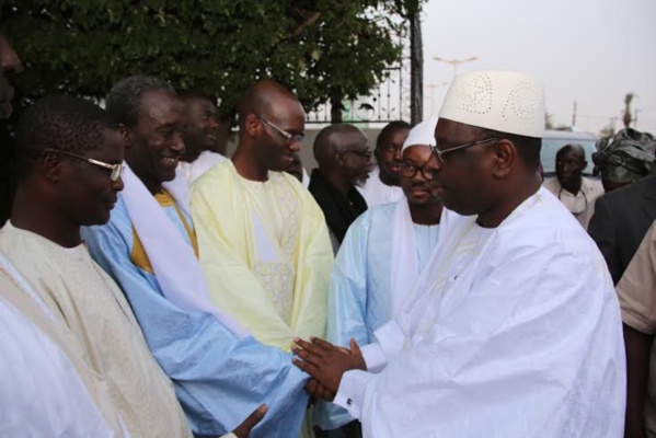 Touba : Le diguël du Khalife appliqué à lettre, Macky Sall s'offre un bain de foule Touba : Le diguël du Khalife appliqué à lettre, Macky Sall s'offre un bain de foule
