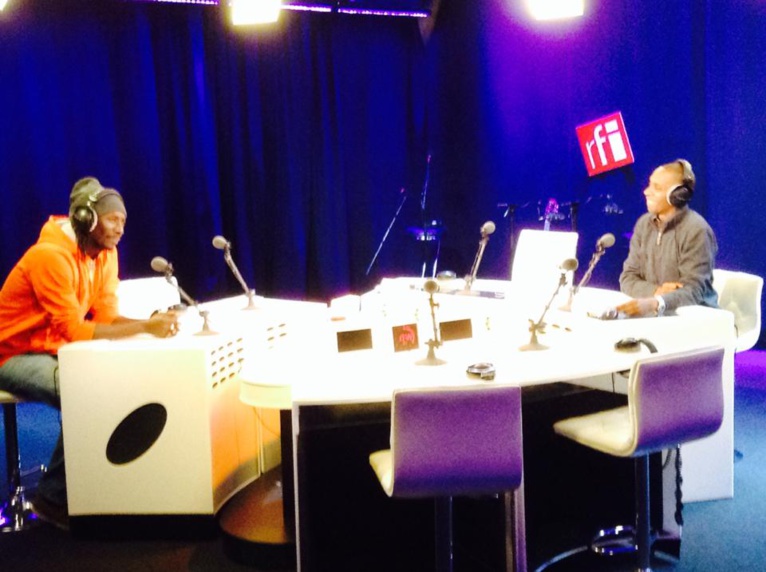 Carlou D sur le plateau de Rfi. Regardez