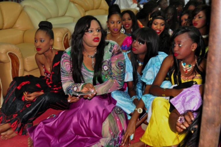 Voici Mame Bousso la ravissante fille de Cheikh Bethio. Voici Mame Bousso la ravissante fille de Cheikh Bethio.