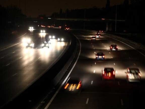 Eclairée durant la Francophonie, l’autoroute replongée dans le noir re Eclairée durant la Francophonie, l’autoroute replongée dans le noir re