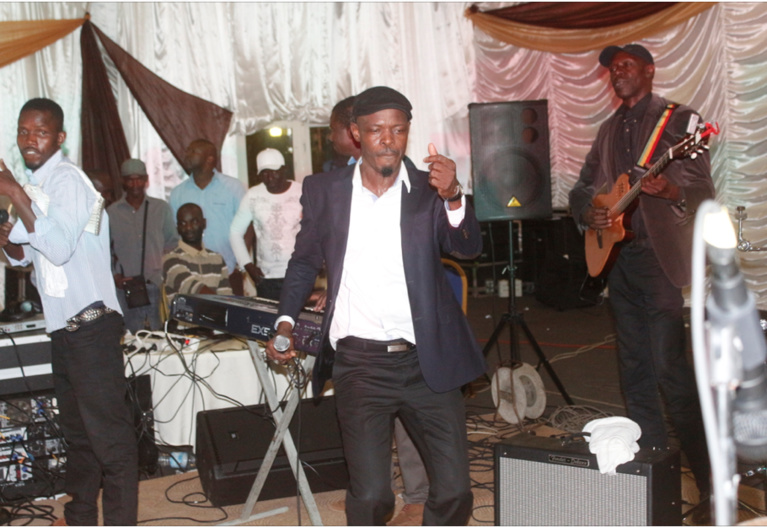 Images- Gala de la Presse le groupe Pape et Cheikh fait danser les journalistes Images- Gala de la Presse le groupe Pape et Cheikh fait danser les journalistes
