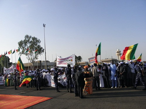 En visite de 48 heures au Gabon : Macky Sall mobilise une cinquantaine de millions pour son accueil et son meeting à Libreville En visite de 48 heures au Gabon : Macky Sall mobilise une cinquantaine de millions pour son accueil et son meeting à Libreville