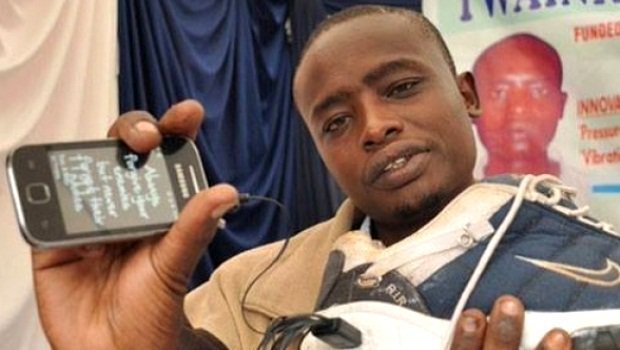 Photos: un africain invente des chaussures qui rechargent les téléphones portables. Regardez
