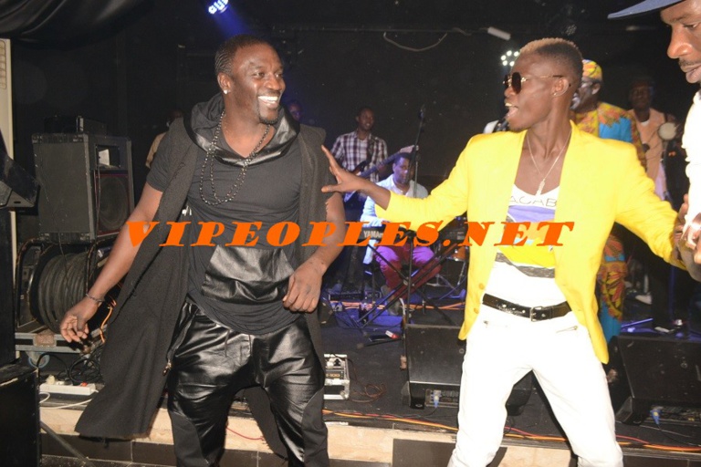 12 Photos :"Rakadiou show" avec Pape Diouf : Akon "Tothie na" Baramundi 12 Photos :"Rakadiou show" avec Pape Diouf : Akon "Tothie na" Baramundi