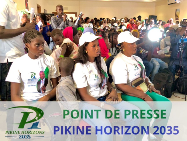 En images forte mobilisation de Cheikh Sène du Mouvement Pikine Horizons 2035 face à la presse.