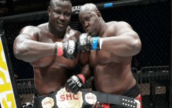 Lutte avec frappe : Le combat Bombardier- Reug Reug ficelé Lutte avec frappe : Le combat Bombardier- Reug Reug ficelé