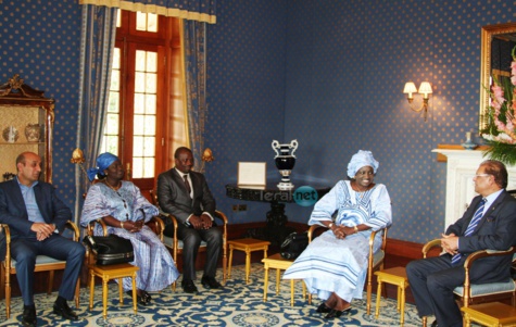 Mimi Touré dans ses habits de chef de la Mission d'observation des élections législatives de l'Ile Maurice Mimi Touré dans ses habits de chef de la Mission d'observation des élections législatives de l'Ile Maurice