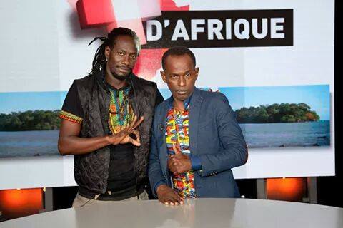 Carlou D pose avec l'humoriste et Chroniqueur Mamane Carlou D pose avec l'humoriste et Chroniqueur Mamane