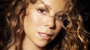 Mariah Carey perd sa chaussure et pleure en plein concert! Mariah Carey perd sa chaussure et pleure en plein concert!