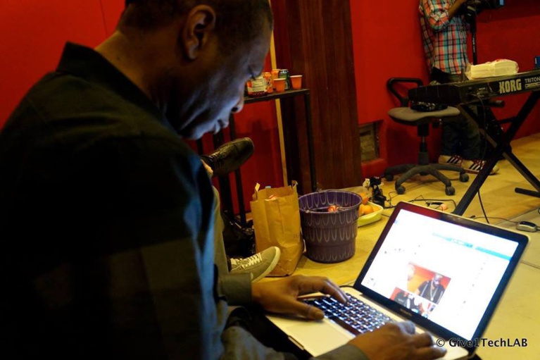 Youssou Ndour très concentré sur sa page Facebook Youssou Ndour très concentré sur sa page Facebook