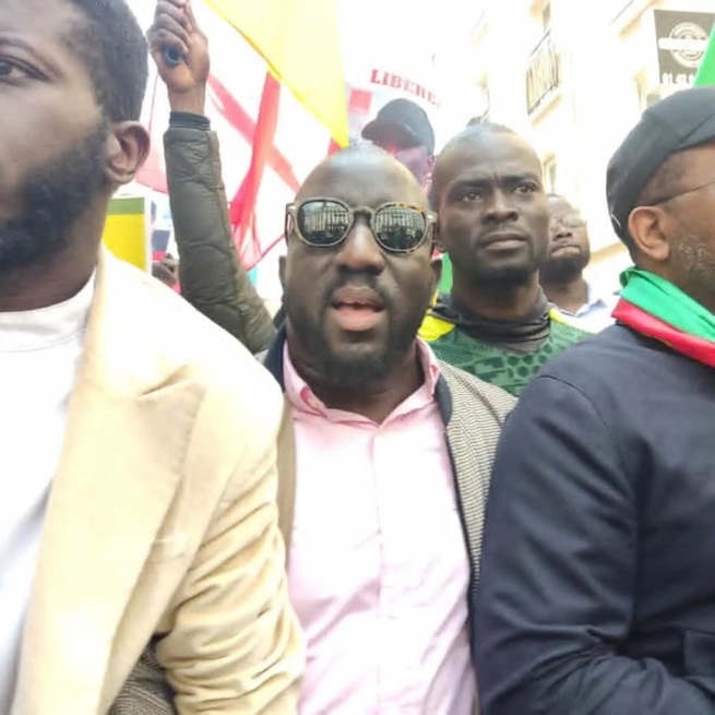 PARIS: Bougane à la marche F24 Non au 3em mandat. Non à une justice manipulée Non à la dictature, 400 détenus politiques PARIS: Bougane à la marche F24 Non au 3em mandat. Non à une justice manipulée Non à la dictature, 400 détenus politiques