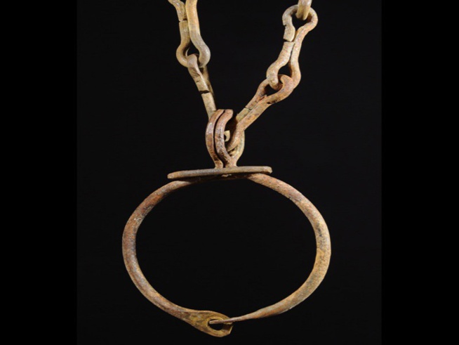 Fait insolite à la manif de F24 : "Macky nous a fait retourner au temps de l'esclavage", dit un militant de Pastef, une grosse chaine en fer autour du cou Fait insolite à la manif de F24 : "Macky nous a fait retourner au temps de l'esclavage", dit un militant de Pastef, une grosse chaine en fer autour du cou