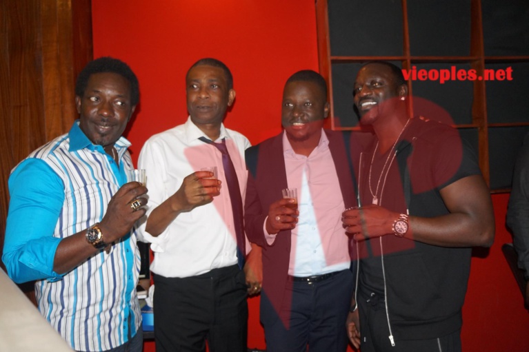 Akon, Youssou Ndour, Thione Niang et Mbaye Dieye savourent leur "Ataya"