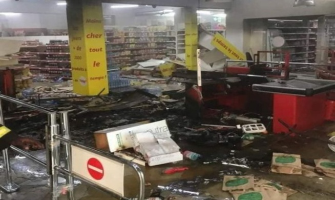 Manifestation à Dakar : La station Total de Castors et le magasin Auchan saccagés, un véhicule de la Sénélec incendié Manifestation à Dakar : La station Total de Castors et le magasin Auchan saccagés, un véhicule de la Sénélec incendié