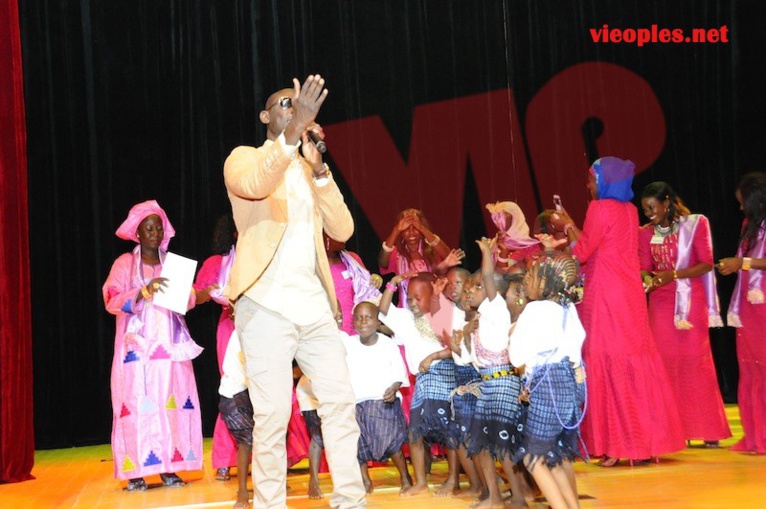 Images: Pape Diouf chauffe le grand théâtre pour les enfants de la case des tous petits