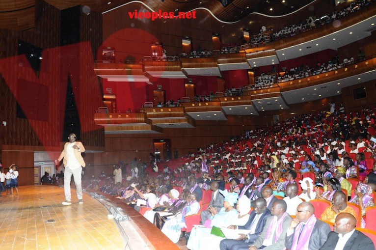 Images: Pape Diouf chauffe le grand théâtre pour les enfants de la case des tous petits