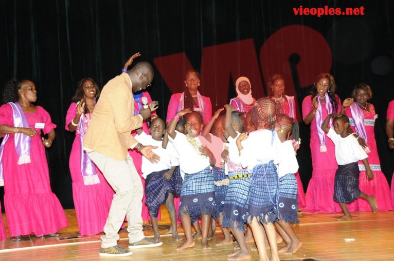 Images: Pape Diouf chauffe le grand théâtre pour les enfants de la case des tous petits