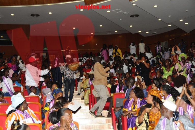 Images: Pape Diouf chauffe le grand théâtre pour les enfants de la case des tous petits