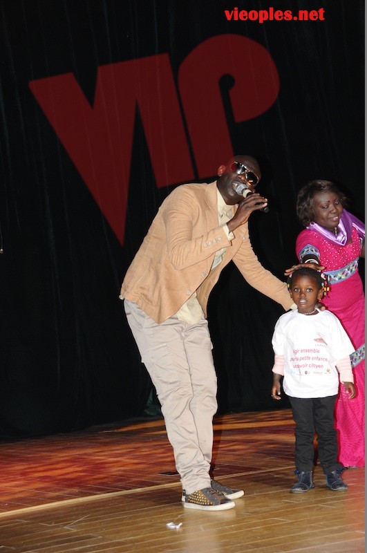 Images: Pape Diouf chauffe le grand théâtre pour les enfants de la case des tous petits Images: Pape Diouf chauffe le grand théâtre pour les enfants de la case des tous petits