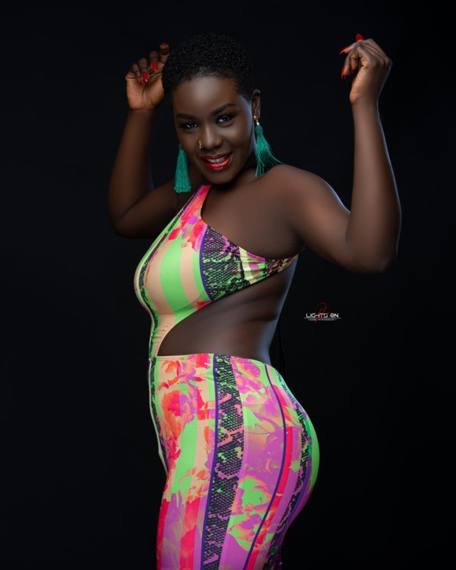 L'artiste Myrma toujours plus sexy avec un look canon et incendiaire. L'artiste Myrma toujours plus sexy avec un look canon et incendiaire.