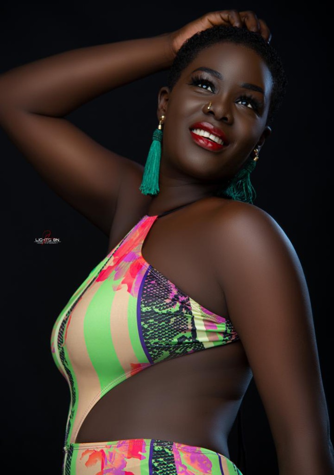 L'artiste Myrma toujours plus sexy avec un look canon et incendiaire. L'artiste Myrma toujours plus sexy avec un look canon et incendiaire.