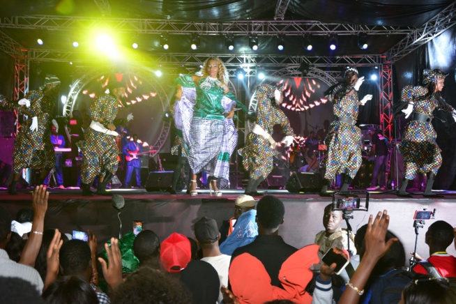 Retour sur scène réussi pour Coumba Gawlo :La diva assure son show, après trois années d’absence Retour sur scène réussi pour Coumba Gawlo :La diva assure son show, après trois années d’absence