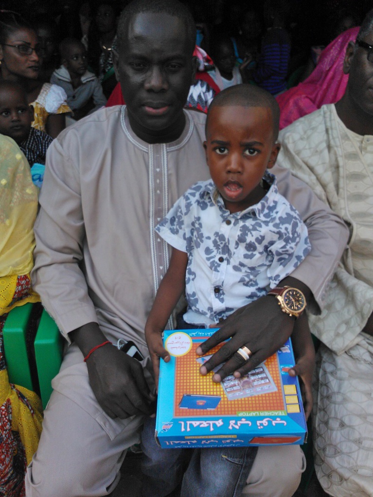 Maclik Gackou avec les enfants de la banlieue pour fêter Noël