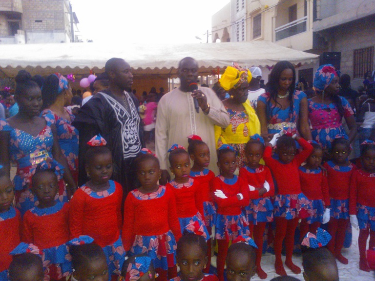 Maclik Gackou avec les enfants de la banlieue pour fêter Noël