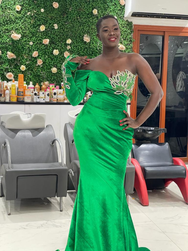 En images le vert menthe répond à l'artiste Myrma plus h0t et sexy qui secoue la toile.