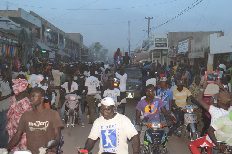 Images: Accueille triomphale de Pape Diouf par la population Kaolackoise ce 24 décembre. Regardez Images: Accueille triomphale de Pape Diouf par la population Kaolackoise ce 24 décembre. Regardez