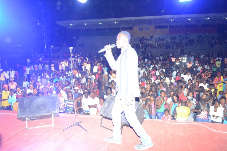 Les premières images: Pape Diouf inonde le stade Lamine Guéye de Kaolack Les premières images: Pape Diouf inonde le stade Lamine Guéye de Kaolack