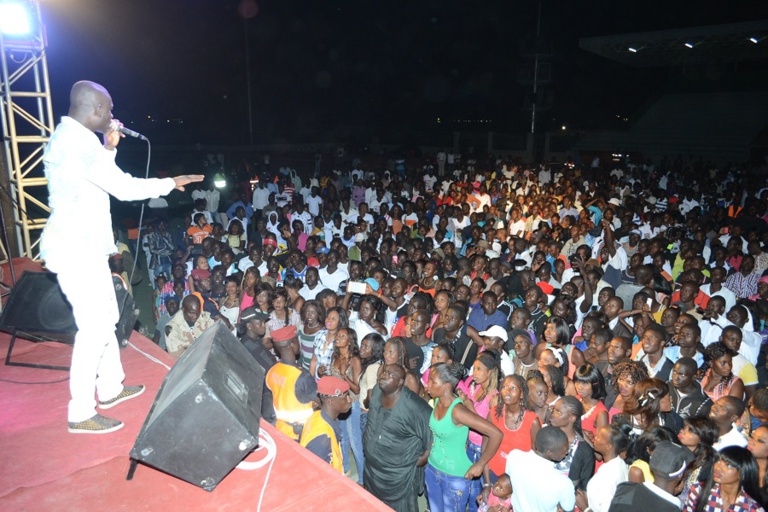 Les premières images: Pape Diouf inonde le stade Lamine Guéye de Kaolack Les premières images: Pape Diouf inonde le stade Lamine Guéye de Kaolack