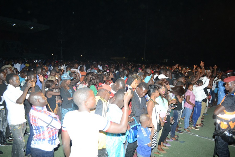 Les premières images: Pape Diouf inonde le stade Lamine Guéye de Kaolack Les premières images: Pape Diouf inonde le stade Lamine Guéye de Kaolack