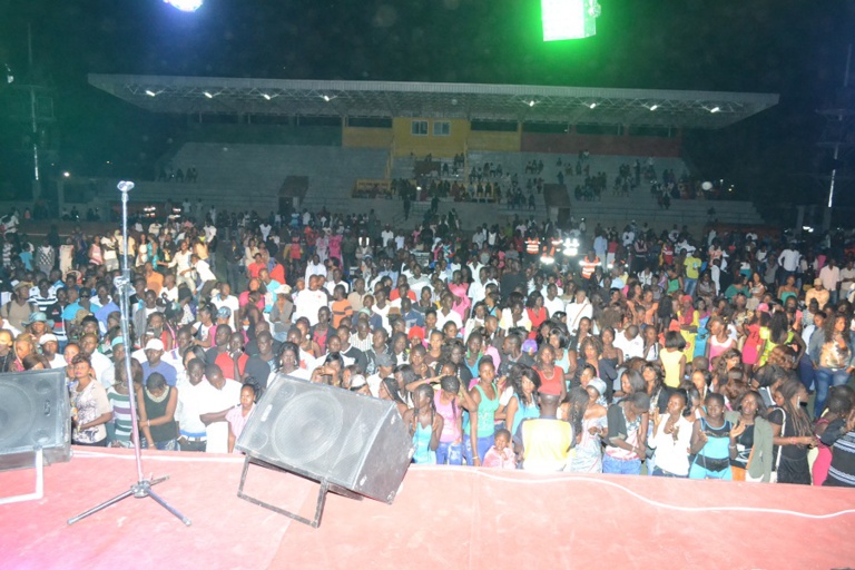 Les premières images: Pape Diouf inonde le stade Lamine Guéye de Kaolack Les premières images: Pape Diouf inonde le stade Lamine Guéye de Kaolack