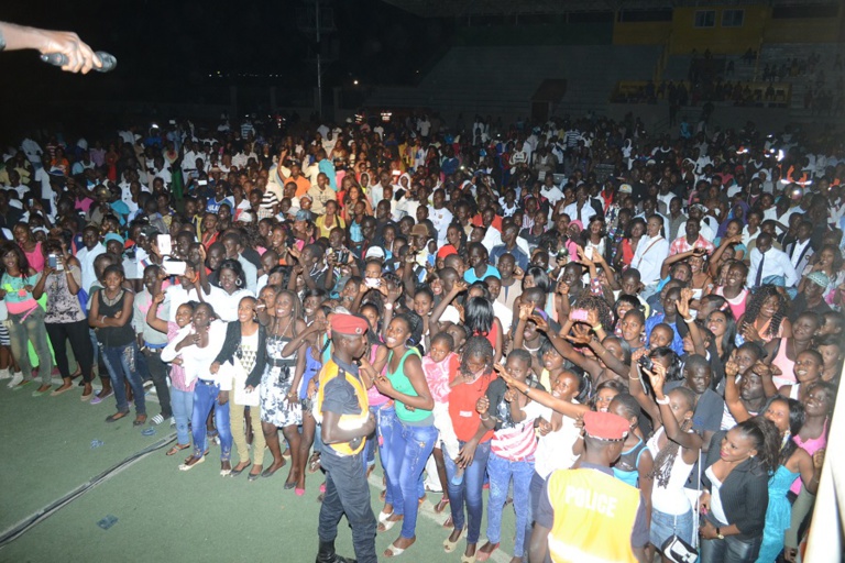 Les premières images: Pape Diouf inonde le stade Lamine Guéye de Kaolack Les premières images: Pape Diouf inonde le stade Lamine Guéye de Kaolack