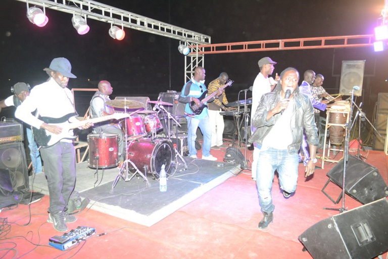 Les premières images: Pape Diouf inonde le stade Lamine Guéye de Kaolack Les premières images: Pape Diouf inonde le stade Lamine Guéye de Kaolack