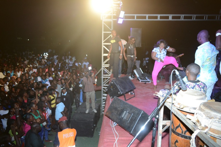 Les premières images: Pape Diouf inonde le stade Lamine Guéye de Kaolack Les premières images: Pape Diouf inonde le stade Lamine Guéye de Kaolack