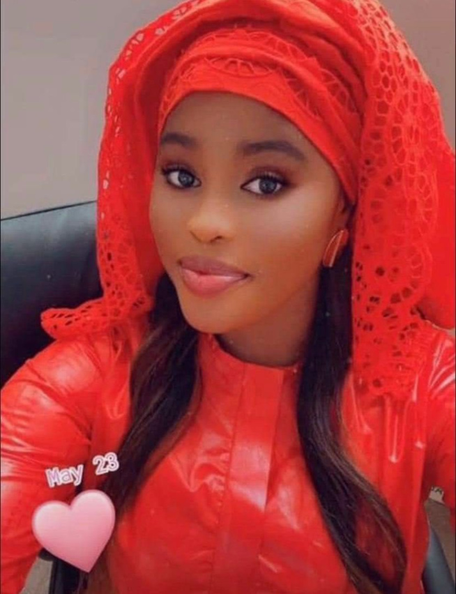 Procès « Sweet Beauté » : Vêtue d’une robe rouge, Adji Sarr est arrivée au tribunal de Dakar