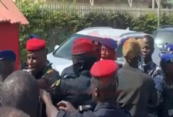 Arrivée d'Adji Sarr habillée robe rouge au tribunal les gendarmes bloquent ses gardes de rentrer.