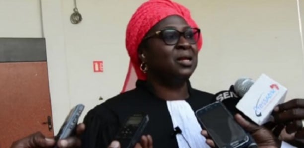 Ndèye Khady Ndiaye debout à la barre: Me Ndèye Fatou Touré, son avocate en larmes Ndèye Khady Ndiaye debout à la barre: Me Ndèye Fatou Touré, son avocate en larmes